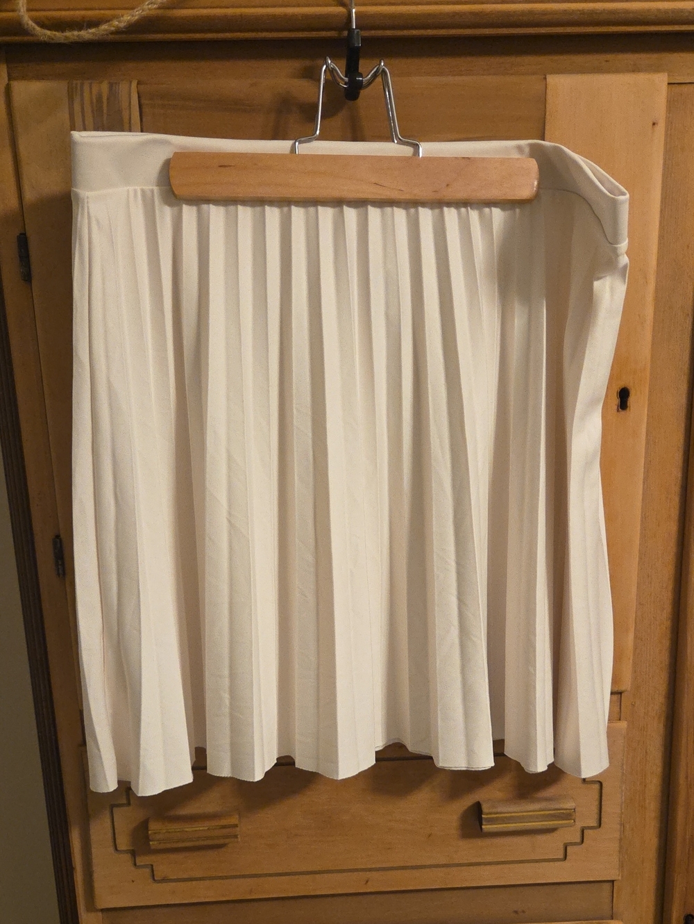H&M Women's Cream Pleated Skirt